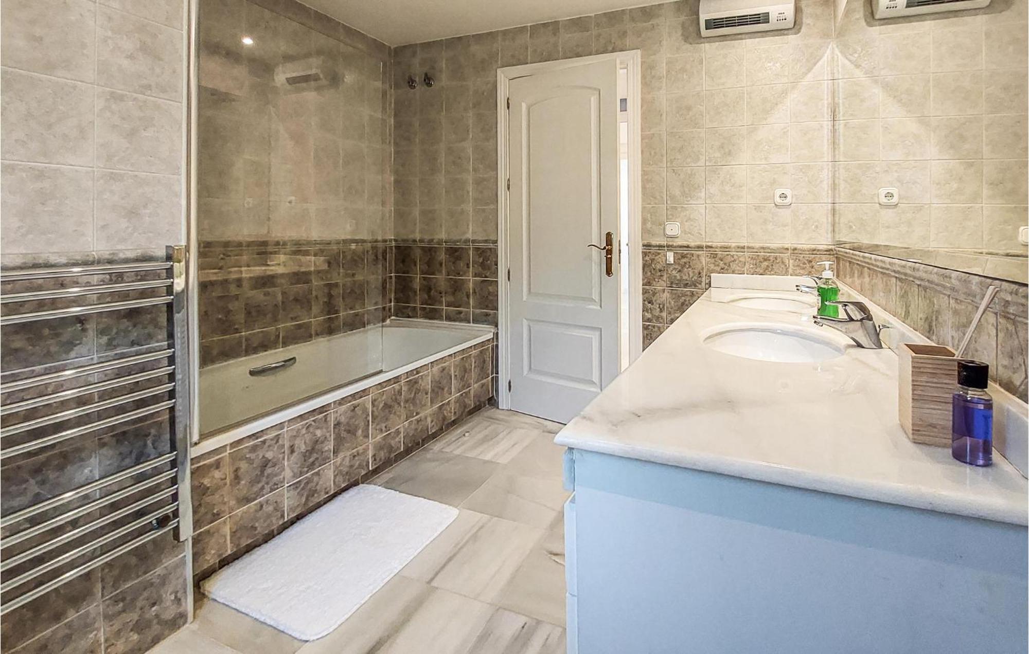 Semesterbostad 3 Bedroom Cozy In Malaga Estepona